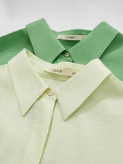 Deux ENSEMBLE ROBES ET CHEMISIERS pliés vert pastel à cols et boutons supérieurs apparents, la chemise devant arborant une étiquette de marque "AMII Printemps 2024" sur l'intérieur du col.